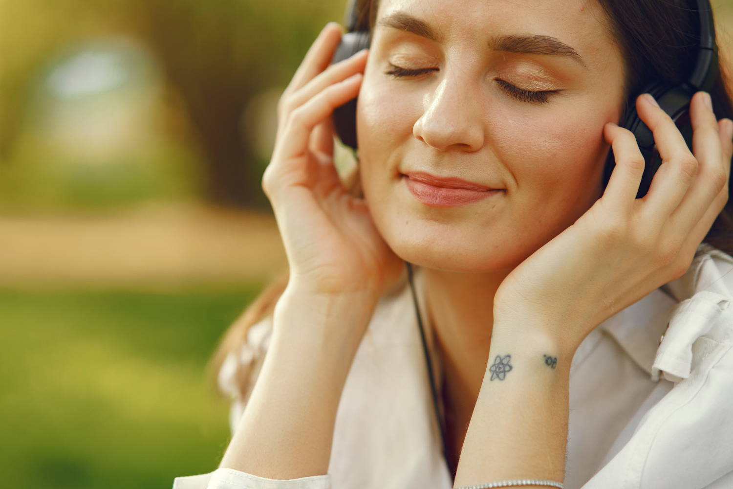 Natural White Noise vs. Digital Machines: Why 432Hz Rain Audio Wins for Deep Sleep
