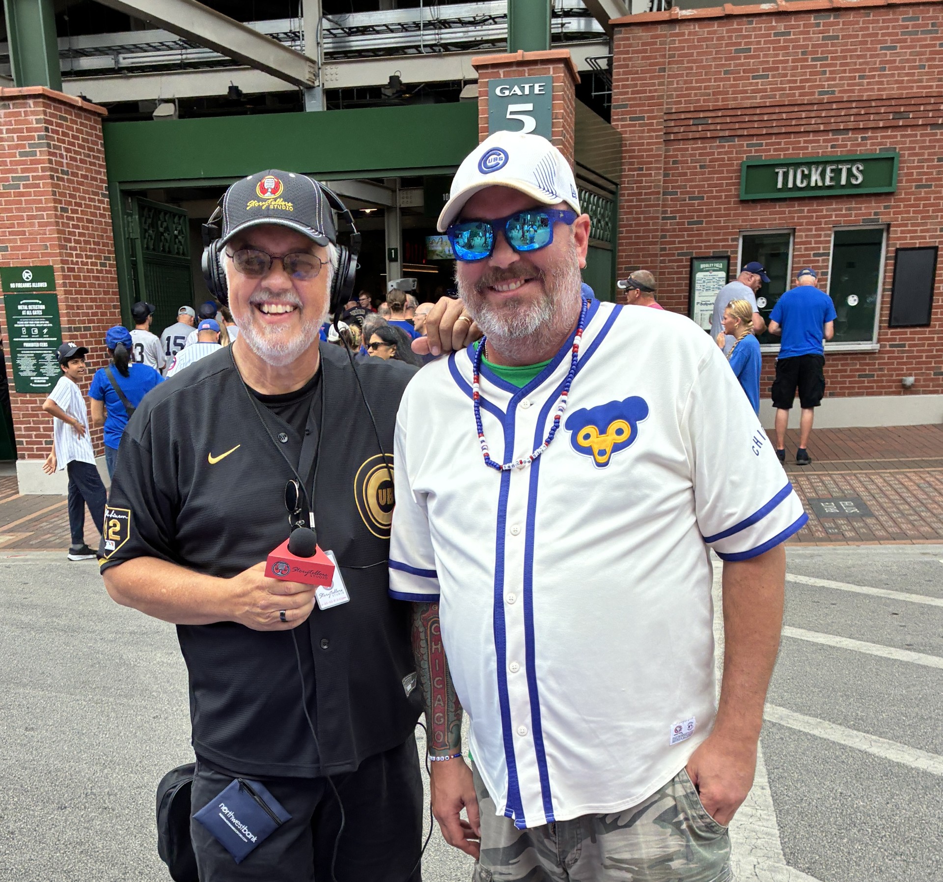 S1 E112  CHICAGO CUBS FAN STORIES FROM OUTSIDE WRIGLEY FIELD